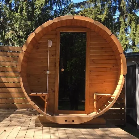 Luksusowy Pod Lasem, -shared Garden, Sauna, Wood Hot Tub! Hot Tub Seasonal! *